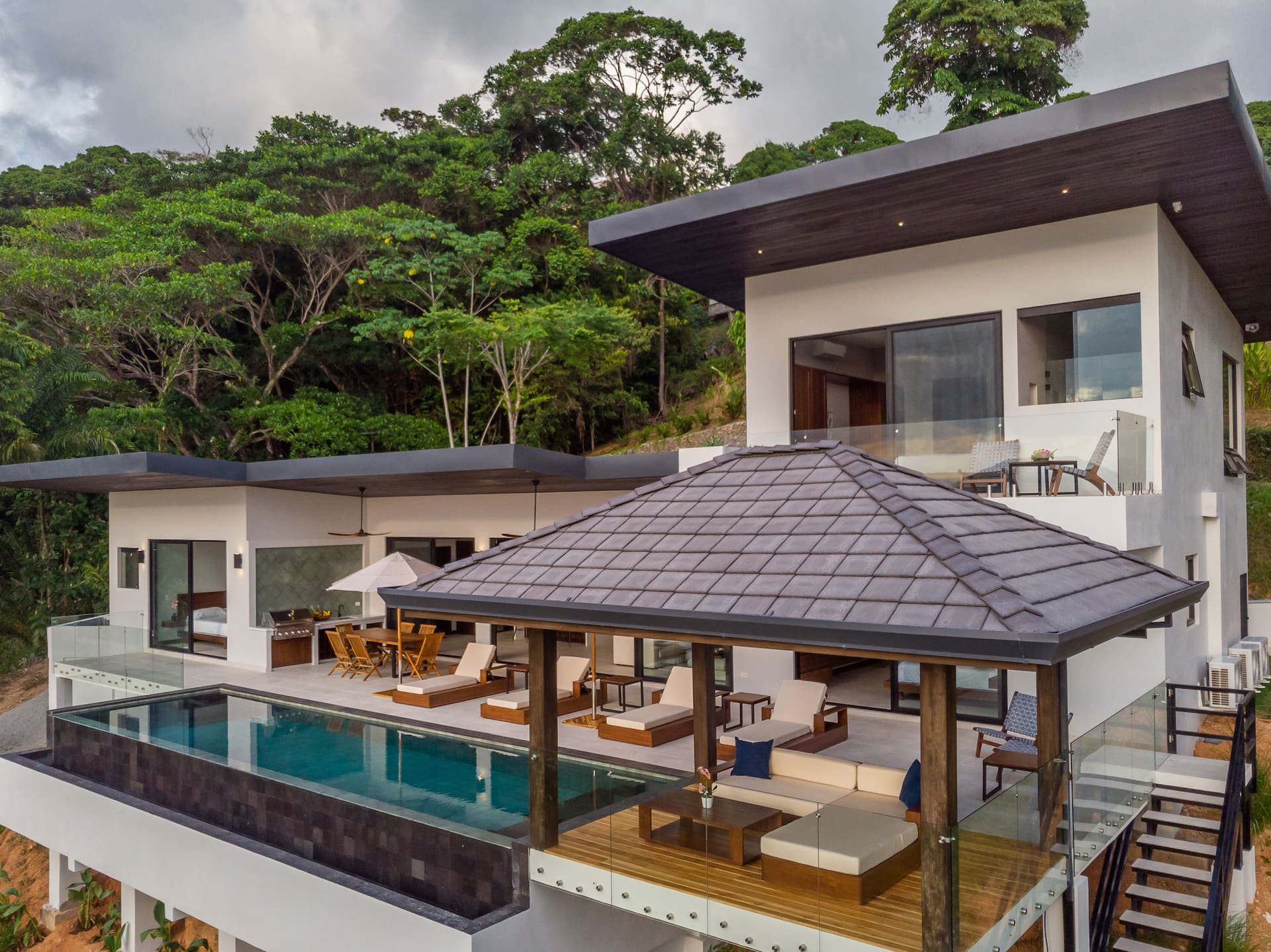 A king bedroom with jungle view