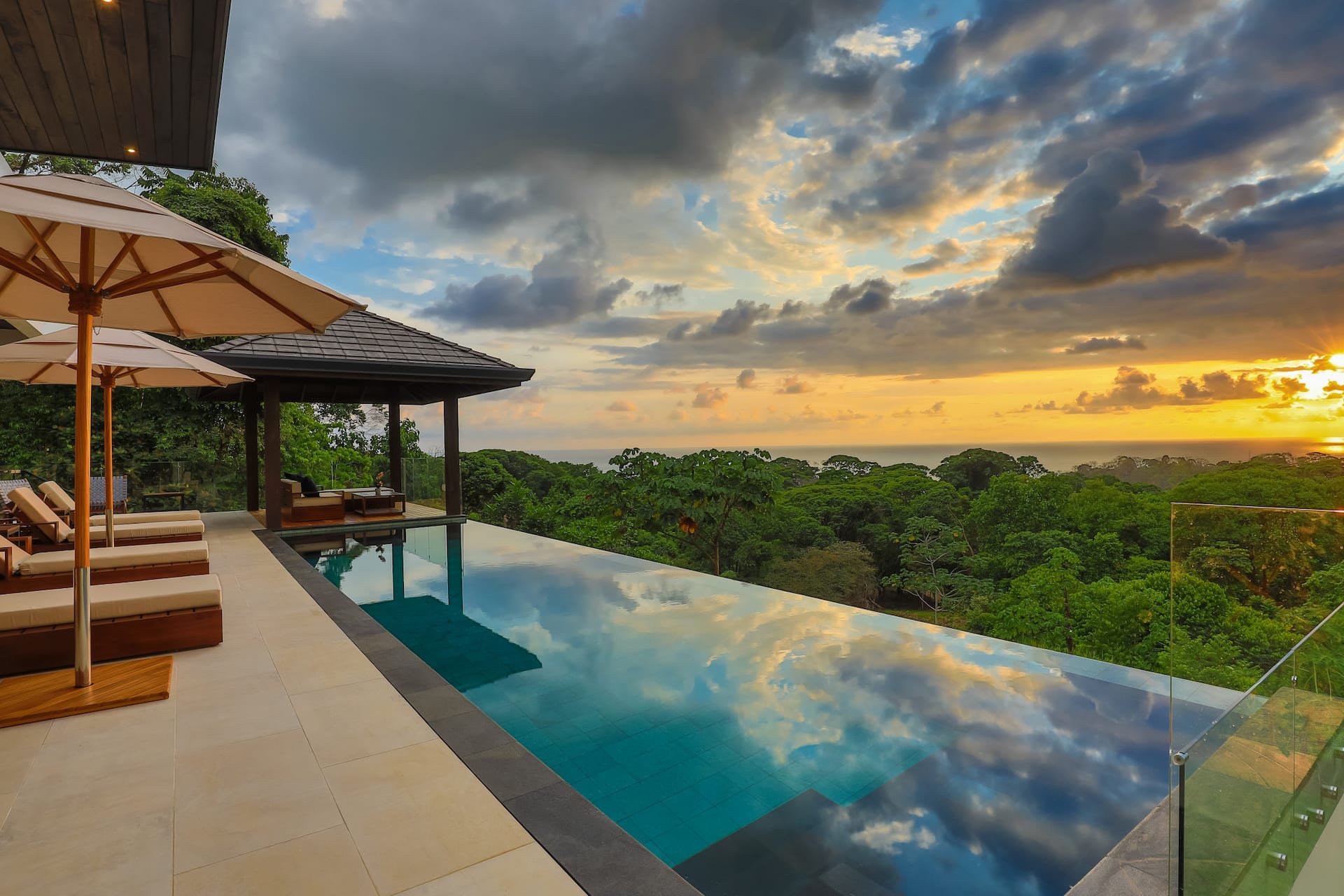 Casa Solaz — infinity pool and ocean view through the jungle, Dominical