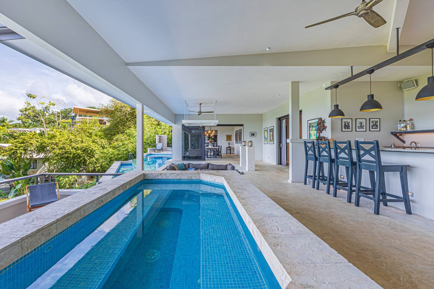 Villa Cielo Azul — The oversized hot tub beside the whirlpool bar