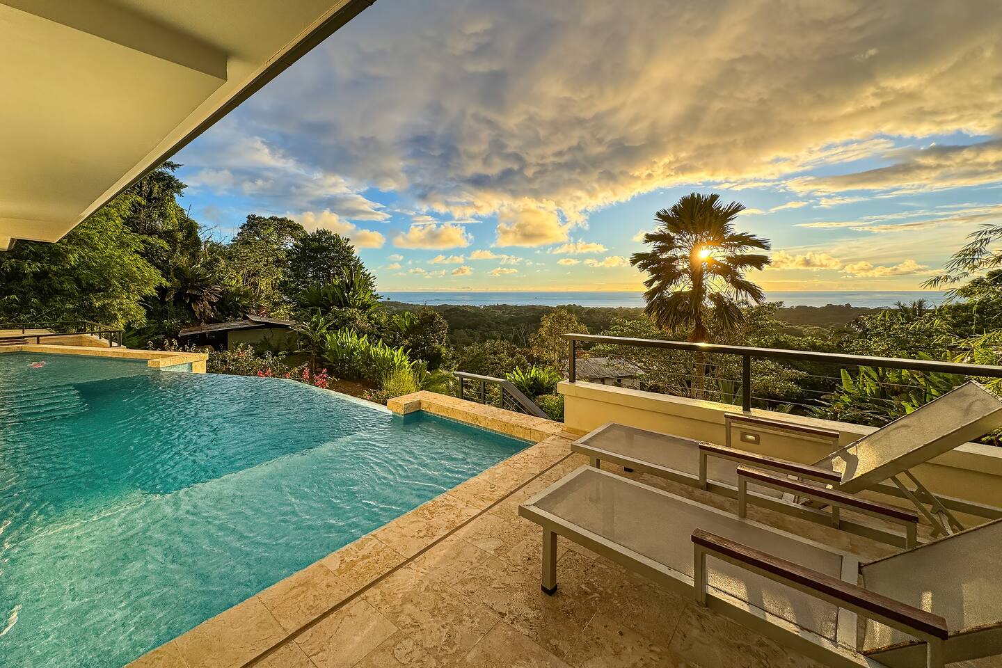 Villa Cielo Azul near Uvita — infinity pool, sunken lounge and Pacific ocean view